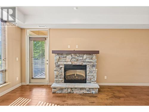 2760 Auburn Road Unit# 102, West Kelowna, BC - Indoor Photo Showing Living Room With Fireplace