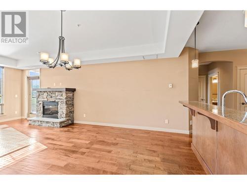 2760 Auburn Road Unit# 102, West Kelowna, BC - Indoor Photo Showing Living Room With Fireplace