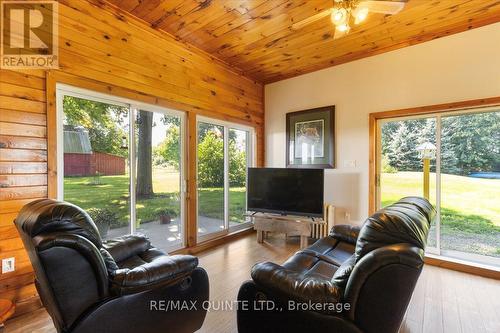 933 County Rd 1, Prince Edward County (Bloomfield), ON - Indoor Photo Showing Living Room