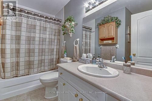 77 Simms Court, London, ON - Indoor Photo Showing Bathroom