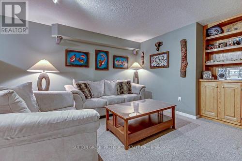 77 Simms Court, London, ON - Indoor Photo Showing Living Room