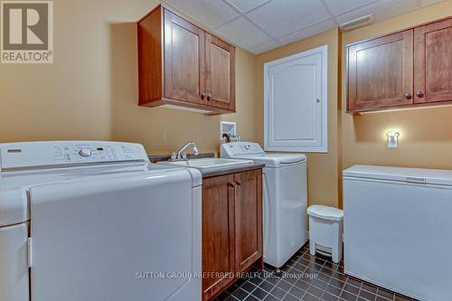 77 Simms Court, London, ON - Indoor Photo Showing Laundry Room