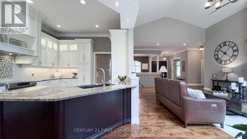 280 William Street E, North Middlesex (Parkhill), ON - Indoor Photo Showing Kitchen With Upgraded Kitchen