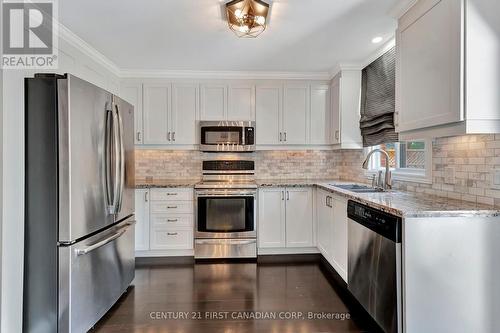 26 Jacqueline Boulevard, Hamilton (Allison), ON - Indoor Photo Showing Kitchen With Double Sink With Upgraded Kitchen