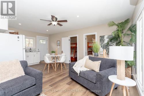 20927 Lakeside Drive, Thames Centre (Thorndale), ON - Indoor Photo Showing Living Room