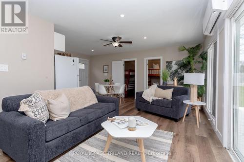 20927 Lakeside Drive, Thames Centre (Thorndale), ON - Indoor Photo Showing Living Room