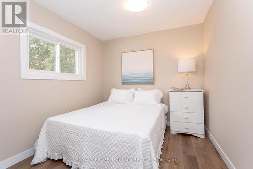 20927 Lakeside Drive, Thames Centre (Thorndale), ON - Indoor Photo Showing Bedroom