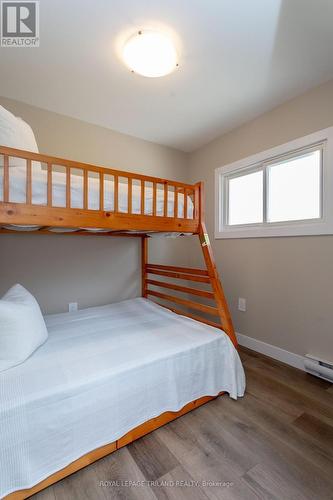 20927 Lakeside Drive, Thames Centre (Thorndale), ON - Indoor Photo Showing Bedroom