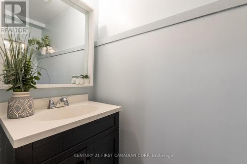 16 Ponderosa Crescent, London, ON - Indoor Photo Showing Bathroom