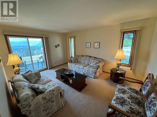 210 Winnipeg Avenue, Grand Forks, BC - Indoor Photo Showing Living Room