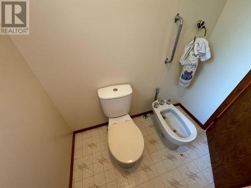 210 Winnipeg Avenue, Grand Forks, BC - Indoor Photo Showing Bathroom