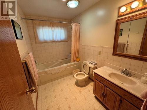 210 Winnipeg Avenue, Grand Forks, BC - Indoor Photo Showing Bathroom