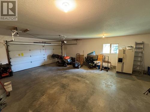 210 Winnipeg Avenue, Grand Forks, BC - Indoor Photo Showing Garage