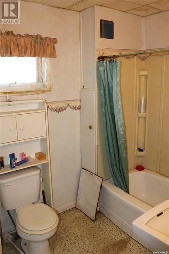 403 Main Street, Climax, SK - Indoor Photo Showing Bathroom