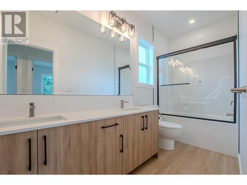 1668 11Th Avenue, Prince George, BC - Indoor Photo Showing Bathroom