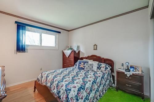 290 Upper Paradise Road, Hamilton, ON - Indoor Photo Showing Bedroom