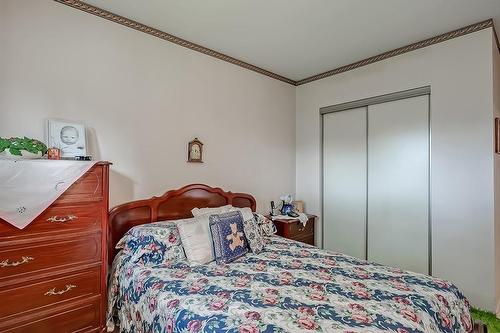 290 Upper Paradise Road, Hamilton, ON - Indoor Photo Showing Bedroom