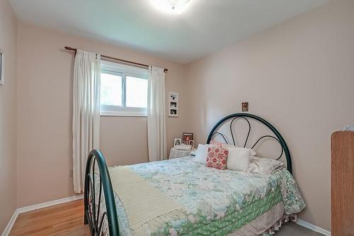 290 Upper Paradise Road, Hamilton, ON - Indoor Photo Showing Bedroom