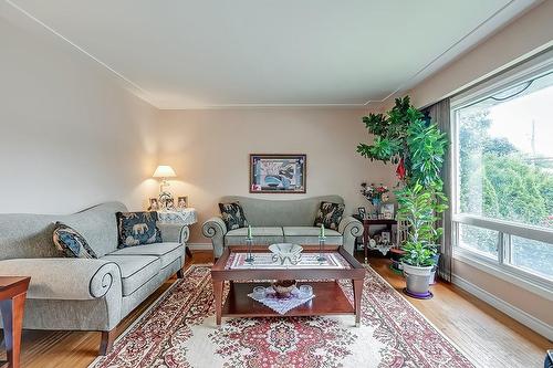 290 Upper Paradise Road, Hamilton, ON - Indoor Photo Showing Living Room