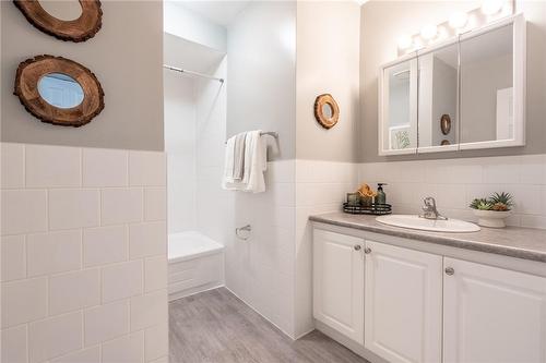 27 Woodman Drive N, Hamilton, ON - Indoor Photo Showing Bathroom