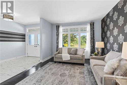 2560 Half Moon Bay Road, Ottawa, ON - Indoor Photo Showing Living Room