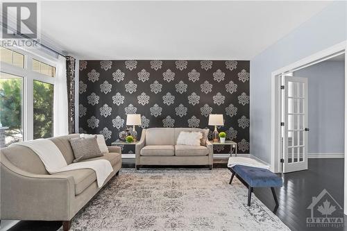 2560 Half Moon Bay Road, Ottawa, ON - Indoor Photo Showing Living Room