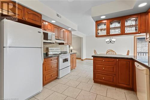 222 2Nd Avenue, Hanover, ON - Indoor Photo Showing Kitchen