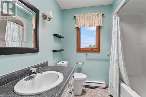 222 2Nd Avenue, Hanover, ON - Indoor Photo Showing Bathroom