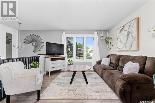 1407 Hochelaga Street W, Moose Jaw, SK - Indoor Photo Showing Living Room