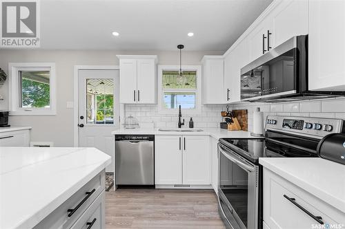 1407 Hochelaga Street W, Moose Jaw, SK - Indoor Photo Showing Kitchen With Stainless Steel Kitchen With Upgraded Kitchen