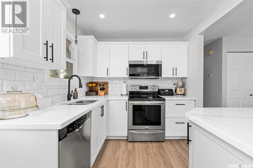 1407 Hochelaga Street W, Moose Jaw, SK - Indoor Photo Showing Kitchen With Double Sink