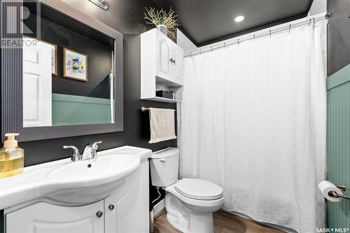 1407 Hochelaga Street W, Moose Jaw, SK - Indoor Photo Showing Bathroom