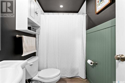 1407 Hochelaga Street W, Moose Jaw, SK - Indoor Photo Showing Bathroom