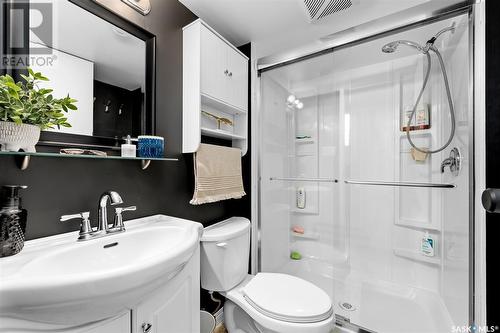 1407 Hochelaga Street W, Moose Jaw, SK - Indoor Photo Showing Bathroom