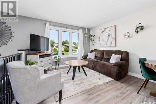 1407 Hochelaga Street W, Moose Jaw, SK - Indoor Photo Showing Living Room