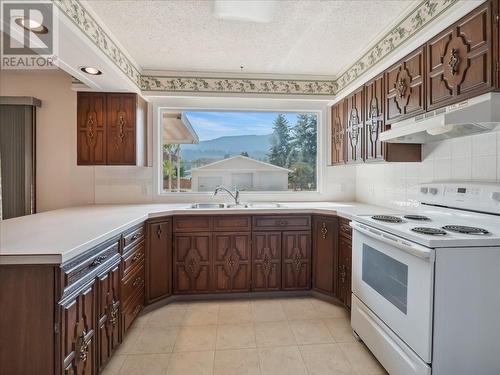 1013 Bridgeview Crescent, Ootischenia, BC - Indoor Photo Showing Kitchen With Double Sink