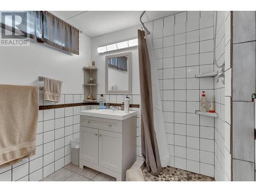 323 Mcpherson Place, Prince George, BC - Indoor Photo Showing Bathroom