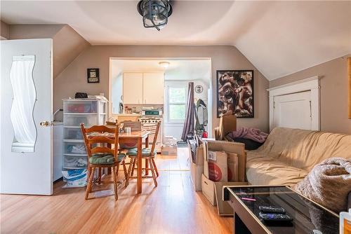 8 Maitland Street, Thorold, ON - Indoor Photo Showing Living Room