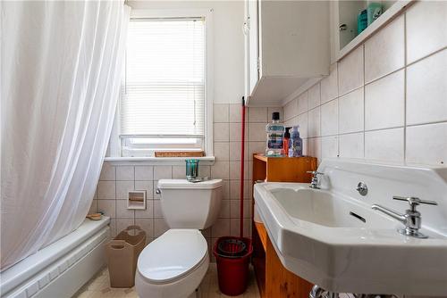 8 Maitland Street, Thorold, ON - Indoor Photo Showing Bathroom