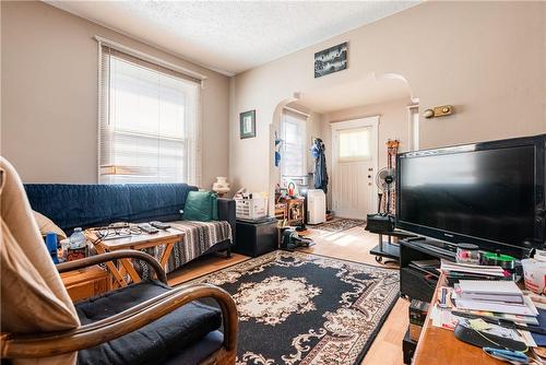 8 Maitland Street, Thorold, ON - Indoor Photo Showing Living Room