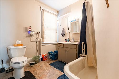 8 Maitland Street, Thorold, ON - Indoor Photo Showing Bathroom