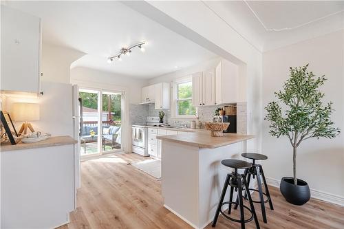 344 East 12Th Street, Hamilton, ON - Indoor Photo Showing Kitchen