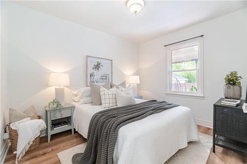 344 East 12Th Street, Hamilton, ON - Indoor Photo Showing Bedroom