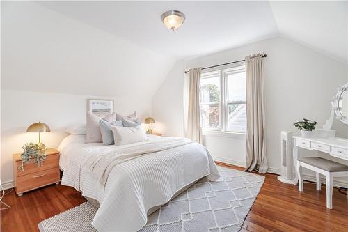 344 East 12Th Street, Hamilton, ON - Indoor Photo Showing Bedroom