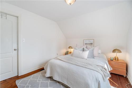 344 East 12Th Street, Hamilton, ON - Indoor Photo Showing Bedroom