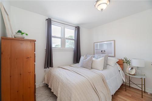 344 East 12Th Street, Hamilton, ON - Indoor Photo Showing Bedroom