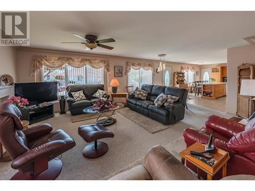 2 Royal Ann Court Unit# 10, Osoyoos, BC - Indoor Photo Showing Living Room