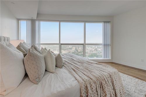 388 Yonge Street|Unit #7116, Toronto, ON - Indoor Photo Showing Bedroom