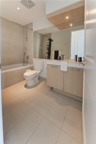 388 Yonge Street|Unit #7116, Toronto, ON - Indoor Photo Showing Bathroom