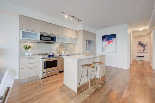 388 Yonge Street|Unit #7116, Toronto, ON - Indoor Photo Showing Kitchen With Upgraded Kitchen